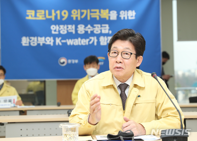[서울=뉴시스]박주성 기자 = 조명래 환경부장관이 24일 오후 경기도 성남에 위치한 정수장을 방문하여, 운영요원의 코로나19 확진자 발생에 대비한 대체 인력·시스템 등 수도시설의 안정적 운영을 위한 비상대응 방안을 점검하고 있다. (사진=환경부 제공). 2020.03.24. photo@newsis.com