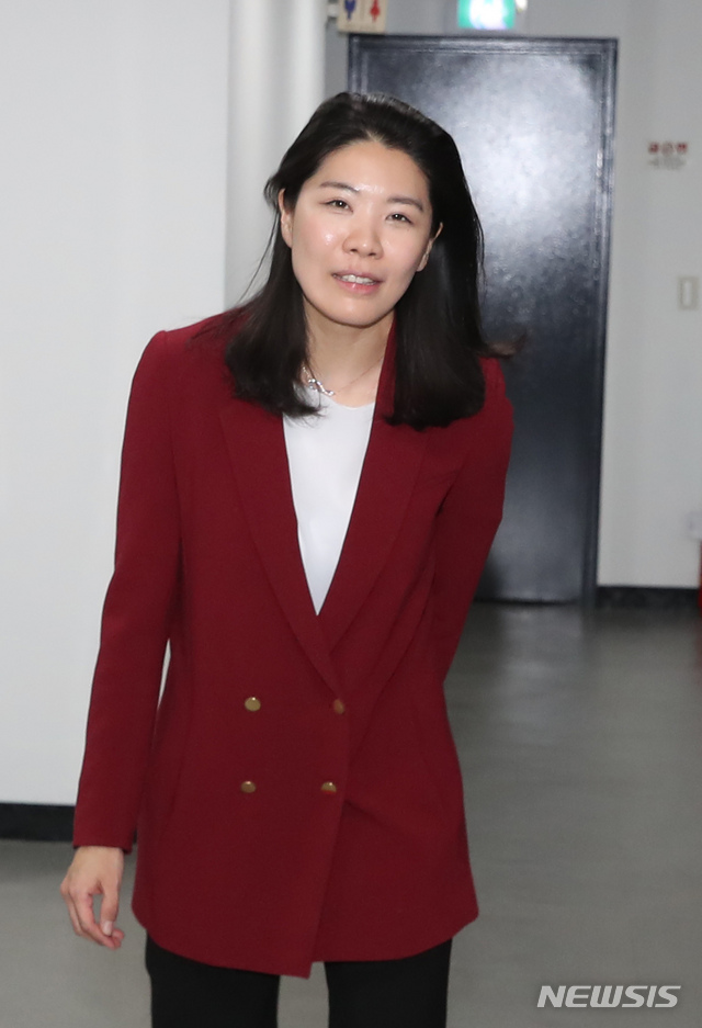 [서울=뉴시스] 고승민 기자 = 더불어시민당 비례대표 1번 후보 신현영 명지병원 가정의학과 교수가 24일 서울 여의도 당사로 들어서고 있다. 2020.03.24.kkssmm99@newsis.com