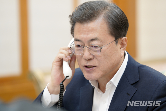 [서울=뉴시스]문재인 대통령이 24일 청와대 관저에서 도널드 트럼프 미국 대통령과 통화하고 있다.(사진=청와대) 2020.03.24. photo@newsis.com