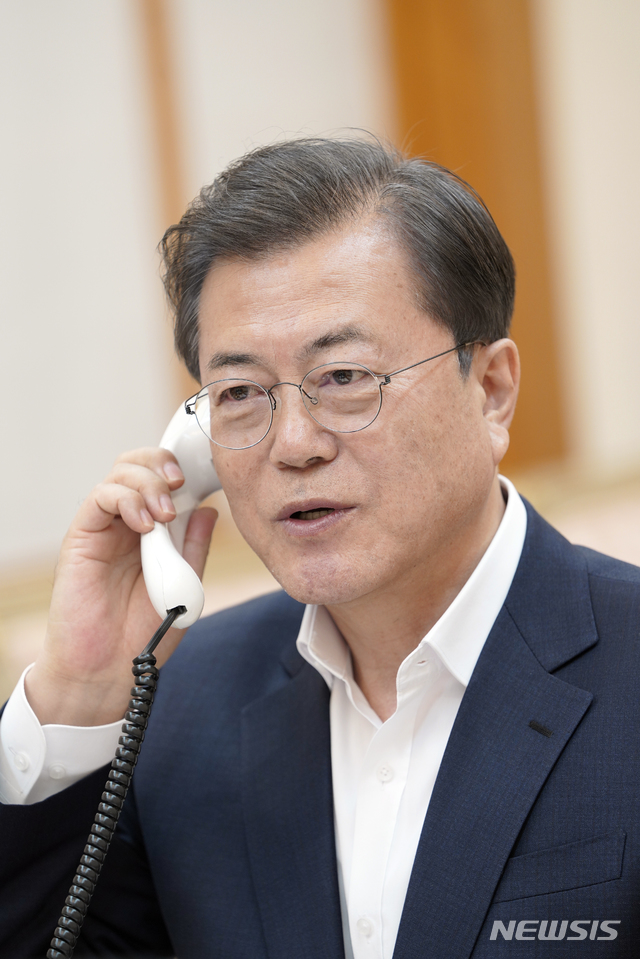 [서울=뉴시스]문재인 대통령이 24일 청와대 관저에서 도널드 트럼프 미국 대통령과 통화하고 있다.(사진=청와대) 2020.03.24. photo@newsis.com