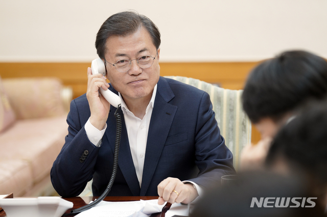 [서울=뉴시스]문재인 대통령이 24일 청와대 관저에서 도널드 트럼프 미국 대통령과 통화하고 있다.(사진=청와대) 2020.03.24. photo@newsis.com