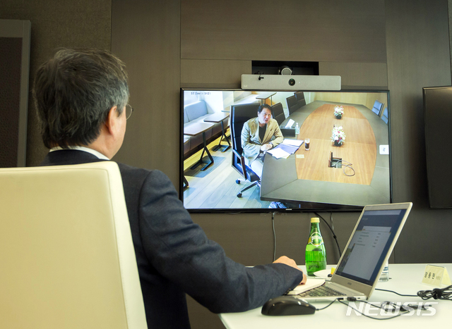 [서울=뉴시스] 최태원 SK 회장이 24일 오전 화상으로 개최된 수펙스추구협의회에서 메시지를 전달하고 있다. 사진 SK