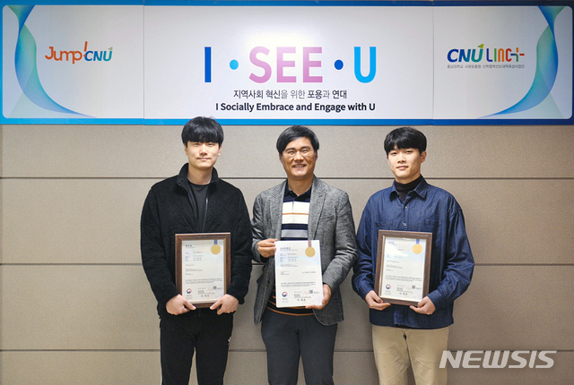 왼쪽부터 김재훈씨, 김동욱 단장, 정영규씨