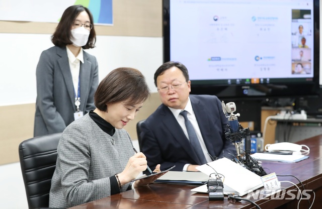 [서울=뉴시스]유은혜 사회부총리 겸 교육부 장관이 25일 오후 서울 영등포구 교육시설재난공제회에서 열린 '원격교육 온라인 업무협약식'에서 협약서에 서명하고 있다. (사진=교육부 제공) 2020.03.25.