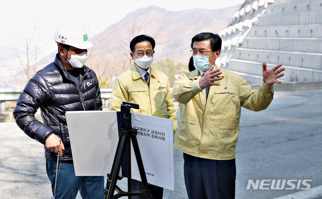 [증평=뉴시스]강신욱 기자 = 홍성열(오른쪽) 충북 증평군수는 25일 증평읍 율리고개지구 급경사지 붕괴위험지역을 찾아 현장점검을 하고 있다. (사진=증평군 제공) 2020.03.25. photo@newsis.com 