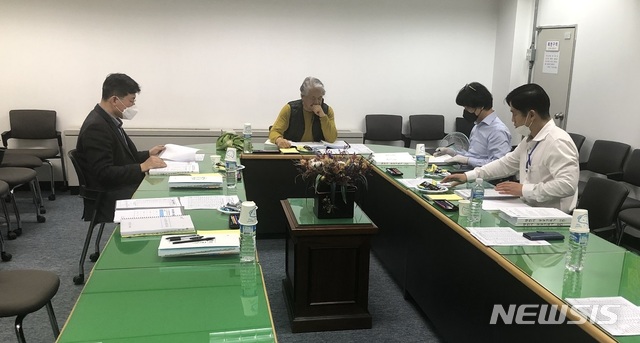 [대전=뉴시스] 대전시가 25일 오후 도시재생주택본부 회의실에서 공공건축가 지정을 위한 선정회의를 열고 있다. 