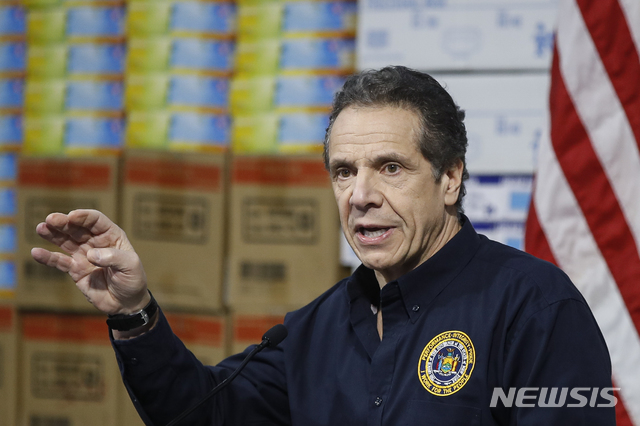 [뉴욕=AP/뉴시스]앤드루 쿠오모 뉴욕 주지사가 24일(현지시간) 임시병원으로 사용하게 될 뉴욕 제이컵 제이비츠 센터에서 의료장비 공급에 관한 기자회견을 열고 있다. 쿠오모 지사는 이날 신종 코로나바이러스 감염증(코로나19) 확산 속도가 가속화하고 있어 2주 뒤면 중증 환자 수가 감당할 수 없는 수준인 4만명에 달할 것으로 추정된다고 경고했다. 2020.3.25 