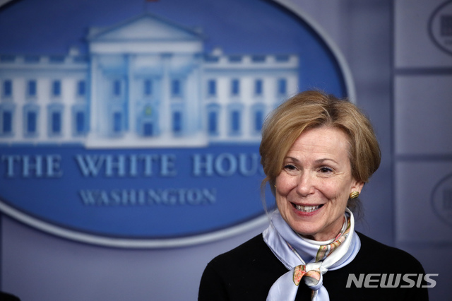 [워싱턴=AP/뉴시스]데보라 버크스 백악관 코로나 TF 조정관이 24일(현지시간) 백악관에서 브리핑하고 있다. 버크스 조정관은 이날 뉴욕 메트로 지역을 떠나는 모든 사람들은 14일 동안 자가격리를 해야만 한다고 말했다. 2020.3.25