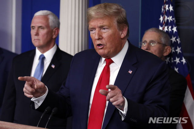 [워싱턴=AP/뉴시스]도널드 트럼프 미국 대통령이 24일(현지시간) 백악관 신종 코로나바이러스 감염증(코로나19) 태스크포스 정례 기자회견에 참석해 발언하고 있다. 2020.03.25.