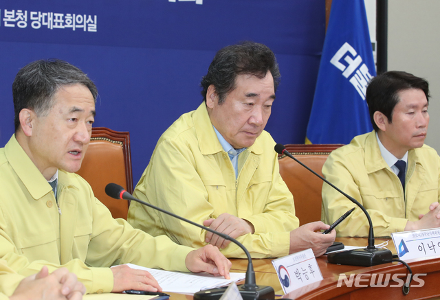 [서울=뉴시스]김명원 기자 = 박능후 보건복지부 장관이 25일 오전 서울 여의도 국회 더불어민주당 회의실에서 열린 제3차 코로나19 대응 당정청회의에 참석해 발언하고 있다. 2020.03.25.&nbsp; kmx1105@newsis.com