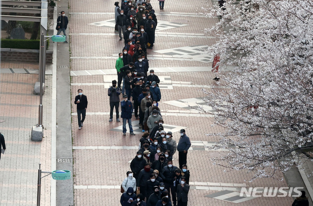 [대구=뉴시스] 이영환 기자 = 소상공인들이 25일 오전 대구 북구 소상공인시장진흥공단 대구북부센터에서 정책자금 확인서발급 및 상담 등을 위한 번호표를 받기 위해 줄지어 서있다. 2020.03.25.  20hwan@newsis.com