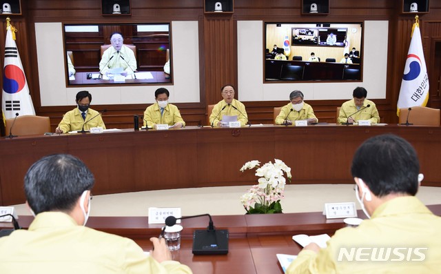 [서울=뉴시스]홍남기 부총리 겸 기획재정부 장관이 25일 오전 서울 종로구 정부서울청사에서 열린 '제12차 코로나19 대응 경제관계장관회의 겸 제2차 위기관리대책회의'를 주재, 발언하고 있다. (사진=기획재정부 제공) 2020.03.25. photo@newsis.com