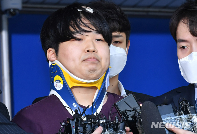 [서울=뉴시스]김선웅 기자 = 텔레그램에서 불법 성착취 영상을 제작, 판매한 n번방 사건의 주범 조주빈 씨가 25일 오전 서울 종로경찰서에서 검찰에 송치되기 위해 호송차량으로 향하고 있다. 2020.03.25.&nbsp; photo@newsis.com