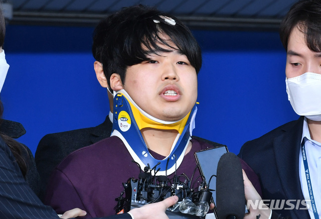 [서울=뉴시스]김선웅 기자 = 텔레그램에서 불법 성착취 영상을 제작, 판매한 n번방 사건의 주범 조주빈 씨가 25일 오전 서울 종로경찰서에서 검찰에 송치되기 위해 호송차량으로 향하고 있다. 2020.03.25.&nbsp; photo@newsis.com