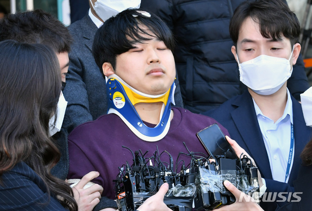 [서울=뉴시스]김선웅 기자 = 텔레그램에서 불법 성착취 영상을 제작, 판매한 n번방 사건의 주범 조주빈 씨가 25일 오전 서울 종로경찰서에서 검찰에 송치되기 위해 호송차량으로 향하고 있다. 2020.03.25.&nbsp; photo@newsis.com