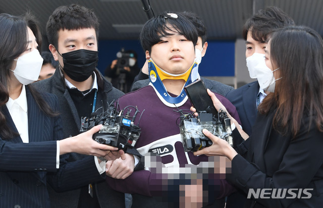 [서울=뉴시스]김선웅 기자 = 텔레그램에서 불법 성착취 영상을 제작, 판매한 n번방 사건의 주범 조주빈 씨가 25일 오전 서울 종로경찰서에서 검찰에 송치되기 위해 호송차량으로 향하고 있다. 2020.03.25. photo@newsis.com