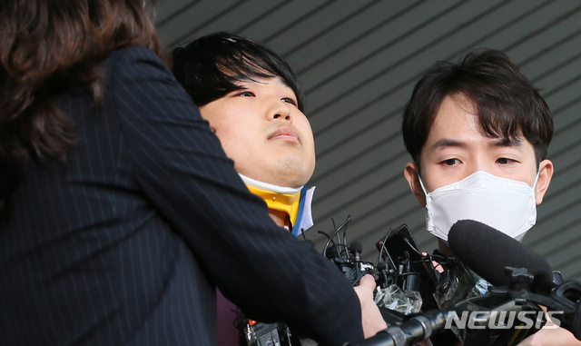 [서울=뉴시스]김선웅 기자 = 텔레그램에서 불법 성착취 영상을 제작, 판매한 n번방 사건의 주범 조주빈 씨가 25일 오전 서울 종로경찰서에서 검찰에 송치되기 위해 호송차량으로 향하고 있다. 2020.03.25. photo@newsis.com