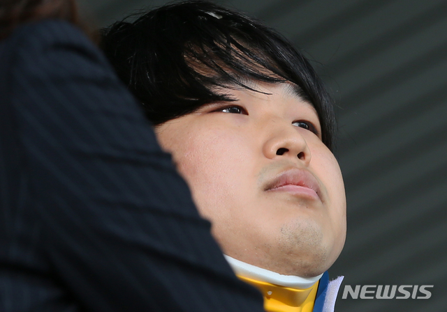 [서울=뉴시스]김선웅 기자 = 텔레그램에서 불법 성착취 영상을 제작, 판매한 n번방 사건의 주범 조주빈이 지난 25일 오전 서울 종로경찰서에서 검찰에 송치되기 위해 호송차량으로 향하고 있다. 2020.03.25. photo@newsis.com