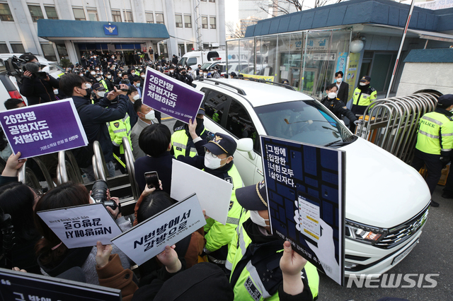 [서울=뉴시스]김선웅 기자 = 지난 25일 인터넷 메신저 텔레그램에서 미성년자를 포함한 여성들의 성 착취물을 제작 및 유포한 혐의를 받는 '박사방' 운영자 조주빈(25)이 탄 차량이 서울 종로경찰서를 나와 검찰 유치장으로 향하자 시민들이 조주빈의 강력처벌을 촉구하며 피켓시위를 하고 있다. 2020.3.25. photo@newsis.com