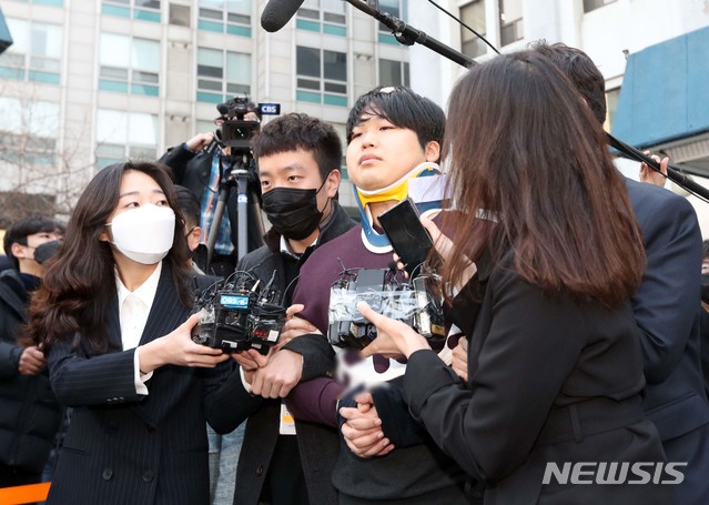 [서울=뉴시스]조주빈이 지난 2020년 3월25일 서울 종로구 종로경찰서에서 검찰로 송치되고 있다. 2020.03.25. photo@newsis.com