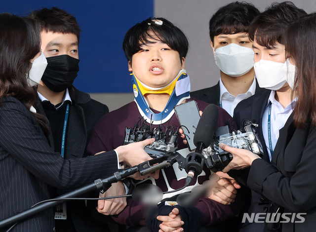 [서울=뉴시스]김선웅 기자 = 메신저 텔레그램에 ‘박사방’을 운영마며 미성년자를 포함한 여성들의 성 착취뭉 제작, 유포한 혐의를 받는 조주빈 씨가 25일 서울 종로구 종로경찰서에서 검찰로 송치되고 있다. 2020.03.25.  photo@newsis.com