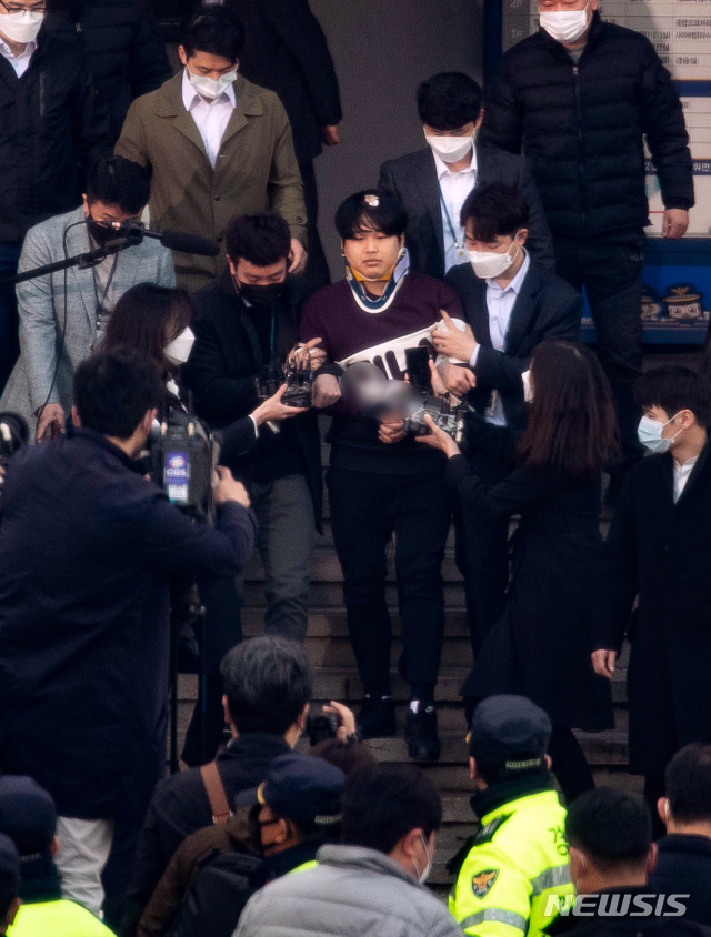[서울=뉴시스]김선웅 기자 = 메신저 텔레그램에 ‘박사방’을 운영하며 미성년자를 포함한 여성들의 성 착취물 제작, 유포한 혐의를 받는 조주빈 씨가 25일 서울 종로구 종로경찰서에서 검찰로 송치되고 있다. 2020.03.25.&nbsp; photo@newsis.com 
