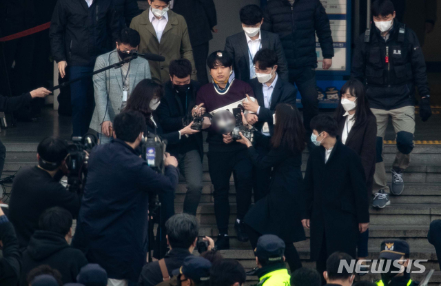 [서울=뉴시스]김선웅 기자 = 메신저 텔레그램에 ‘박사방’을 운영하며 미성년자를 포함한 여성들의 성 착취물 제작, 유포한 혐의를 받는 조주빈 씨가 25일 서울 종로구 종로경찰서에서 검찰로 송치되고 있다. 2020.03.25.&nbsp; photo@newsis.com