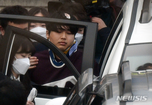 [서울=뉴시스]김선웅 기자 = 메신저 텔레그램에 ‘박사방’을 운영마며 미성년자를 포함한 여성들의 성 착취뭉 제작, 유포한 혐의를 받는 조주빈 씨가 지난 3월25일 서울 종로구 종로경찰서에서 검찰로 송치되고 있다. 2020.03.25. photo@newsis.com