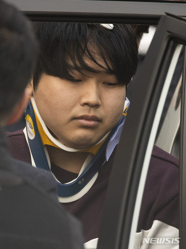 [서울=뉴시스]김선웅 기자 = 25일 오전 미성년자를 포함한 여성들을 협박, 성 착취물을 제작·유포한 텔레그램 'n번방' 박사방의 운영자 조주빈이 검찰에 송치되기 전 종로경찰서에서 기자들의 질문에 답을 한 뒤 호송차에 오르고 있다. 2020.03.25.&nbsp; photo@newsis.com 