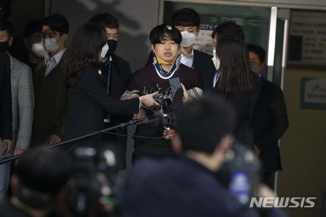 [서울=뉴시스]김선웅 기자 = 25일 오전 미성년자를 포함한 여성들을 협박, 성 착취물을 제작·유포한 텔레그램 'n번방' 박사방의 운영자 조주빈이 검찰에 송치되기 전 종로경찰서에서 기자들의 질문에 답을 하고 있다. 2020.03.25.&nbsp; photo@newsis.com