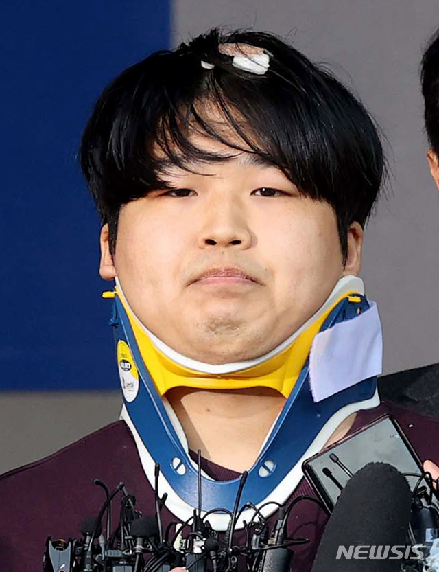 [서울=뉴시스]김선웅 기자 = 메신저 텔레그램에 ‘박사방'을 운영마며 미성년자를 포함한 여성들의 성 착취뭉 제작, 유포한 혐의를 받는 조주빈 씨가 25일 서울 종로구 종로경찰서에서 검찰로 송치되고 있다. 2020.03.25.&nbsp; photo@newsis.com