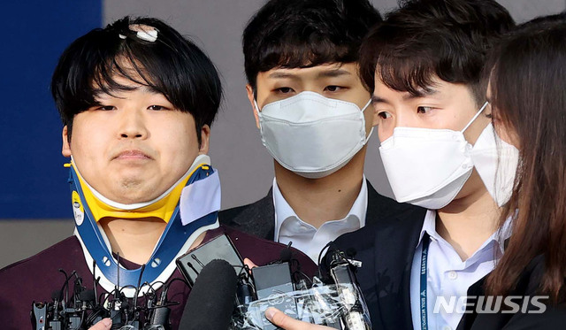 [서울=뉴시스]김선웅 기자 = 메신저 텔레그램에 '박사방'을 운영하며 미성년자를 포함한 여성들의 성착취물 제작, 유포한 혐의를 받는 조주빈 씨가 지난달 25일 서울 종로구 종로경찰서에서 검찰로 송치되고 있다. 2020.03.25. photo@newsis.com