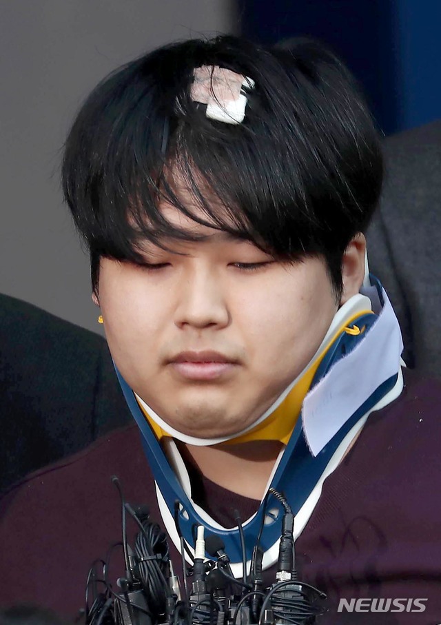 [서울=뉴시스]김선웅 기자 = 텔레그램에 ‘박사방'을 열고 미성년자를 포함한 여성들을 대상으로 성착취 범죄를 저지른 ‘박사' 조주빈이 25일 서울 종로구 종로경찰서에서 검찰로 송치되고있다. 2020.03.25.&nbsp; photo@newsis.com