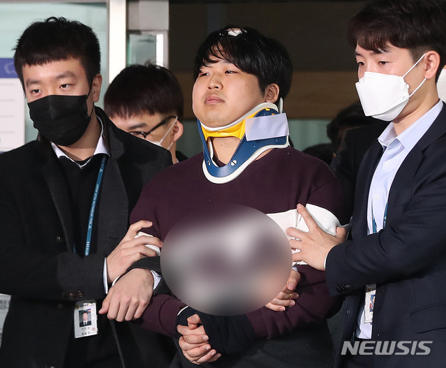 [서울=뉴시스]김선웅 기자 = 텔레그램에서 불법 성착취 영상을 제작, 판매한 n번방 사건의 주범 조주빈 씨('박사')가 25일 오전 서울 종로경찰서에서 검찰에 송치되기 위해 호송차량으로 향하고 있다. 2020.03.25.&nbsp; mangusta@newsis.com 