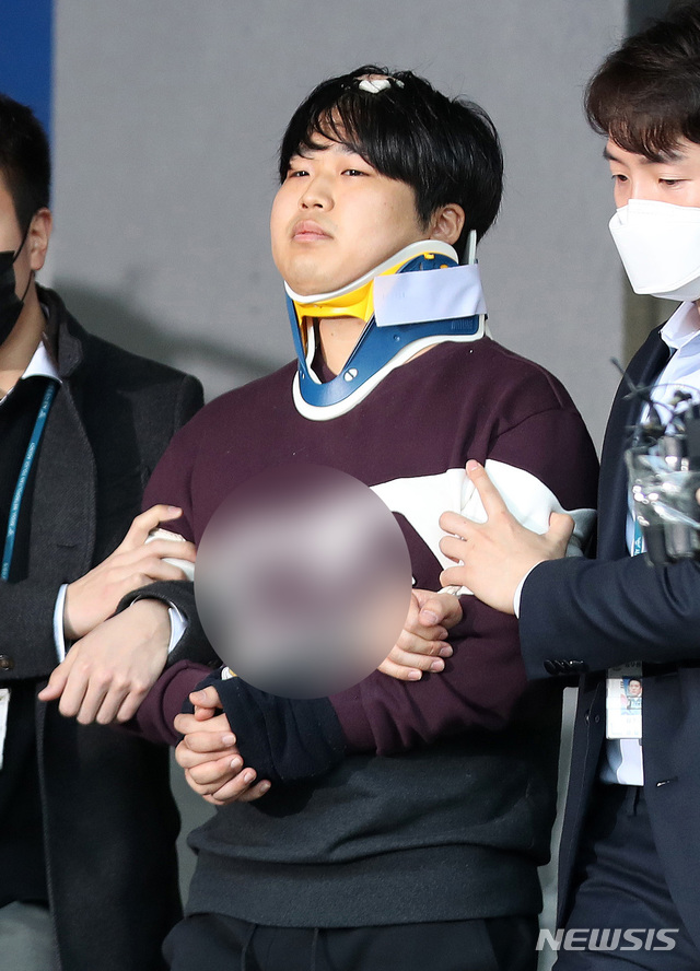 [서울=뉴시스]김선웅 기자 = 텔레그램에서 불법 성착취 영상을 제작, 판매한 n번방 사건의 주범 조주빈 씨('박사')가 25일 오전 서울 종로경찰서에서 검찰에 송치되기 위해 호송차량으로 향하고 있다. 2020.03.25.&nbsp; mangusta@newsis.com 