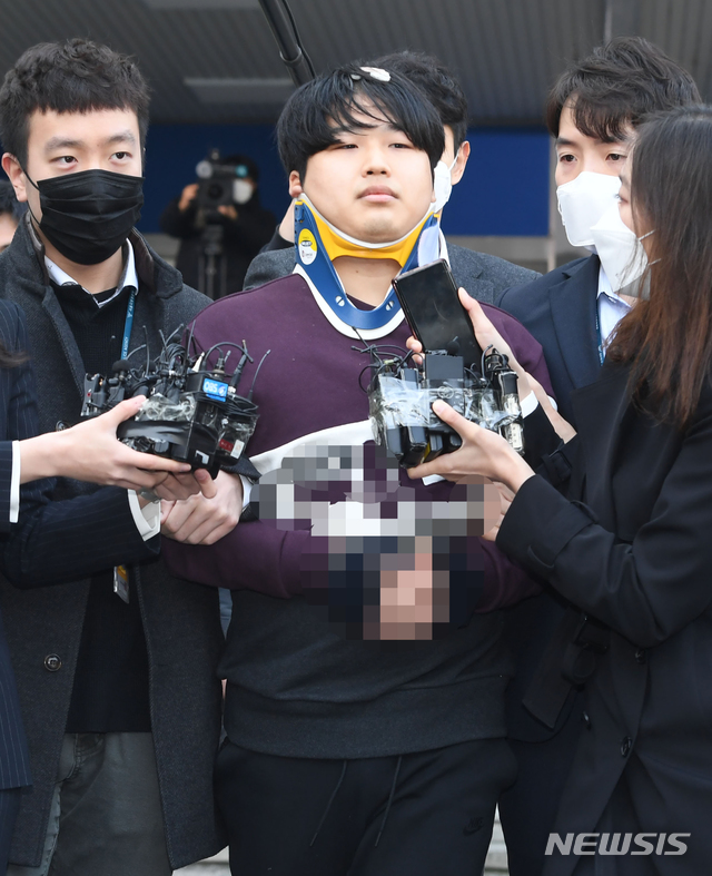 [서울=뉴시스]김선웅 기자 = 지난 25일 미성년자를 포함한 여성들을 협박, 성 착취물을 제작·유포한 텔레그램 '박사방'의 운영자 조주빈(25)이 서울 종로경찰서에서 검찰로 송치되고 있다. 2020.03.25. photo@newsis.com