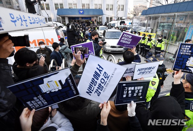 [서울=뉴시스]김선웅 기자 = 인터넷 메신저 텔레그램에서 미성년자를 포함한 여성들의 성 착취물을 제작 및 유포한 혐의를 받는 '박사방' 운영자 조주빈이 탄 차량이 25일 서울 종로경찰서를 나와 검찰 유치장으로 향하자 시민들이 조주빈의 강력처벌을 촉구하며 피켓 시위를 하고 있다. 2020.03.25. photo@newsis.com