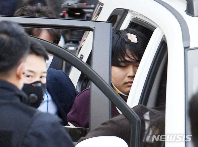 [서울=뉴시스]김선웅 기자 =텔레그램에 '박사방'을 열고 미성년자를 포함한 여성들을 대상으로 성착취 범죄를 저지른 '박사' 조주빈이 25일 오전 서울 종로구 종로경찰서에서 검찰로 송치되고 있다. 2020.03.25.&nbsp; photo@newsis.com 
