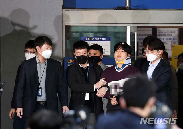 [서울=뉴시스]김선웅 기자 =텔레그램에 '박사방'을 열고 미성년자를 포함한 여성들을 대상으로 성착취 범죄를 저지른 '박사' 조주빈이 25일 오전 서울 종로구 종로경찰서에서 검찰로 송치되고 있다. 2020.03.25.&nbsp; photo@newsis.com