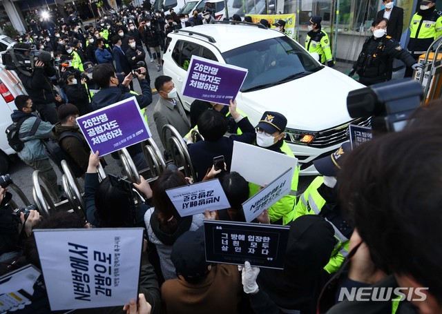 [서울=뉴시스]김선웅 기자 = 텔레그램에 '박사방'을 열고 미성년자를 포함한 여성들을 대상으로 성착취 범죄를 저지른 '박사' 조주빈이 25일 오전 서울 종로구 종로경찰서에서 검찰로 송치되는 가운데 경찰서 앞에서 조주빈 및 텔레그램 성착취자의 강력처벌을 요구하는 시민들이 손피켓을 들고 있다. 2020.03.25.&nbsp; photo@newsis.com