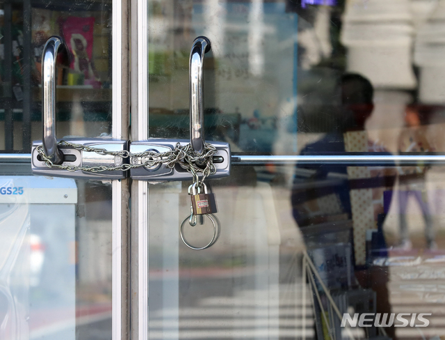 [제주=뉴시스]우장호 기자 = 25일 스페인 여행 후 신종 코로나바이러스 감염증(코로나19) 확진 판정을 받은 외국인이 방문했던 제주 시내 한 편의점이 임시 휴업하고 있다. 2020.03.25. woo1223@newsis.com