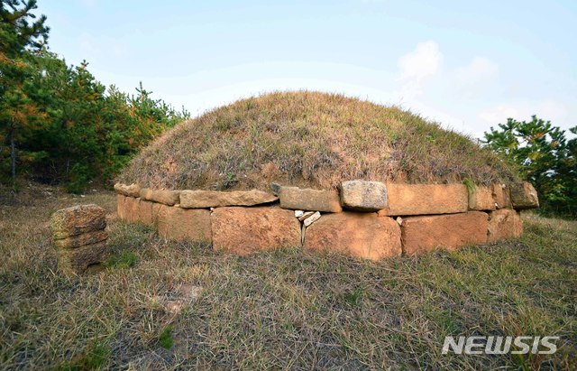 [서울=뉴시스] 2019년 촬영된 개성시 오산리에 있는 고려 16대 예종(睿宗)의 무덤인 유릉(裕陵) 뒤쪽 측면 모습. 병풍석이 앞쪽의 것과 다른 돌로 보수되어 있다. (사진=평화경제연구소 제공) 2020.03.28. photo@newsis.com