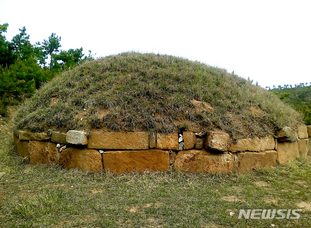[서울=뉴시스] 2017년 촬영된 개성시 오산리에 있는 고려 16대 예종(睿宗)의 유릉(裕陵) 서쪽 측면 전경. 봉분 주변의 병풍석은 1978년 발굴 조사 후 새로 정비한 것이다. (사진=평화경제연구소 제공) 2020.03.28. photo@newsis.com