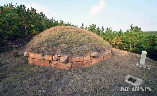 [서울=뉴시스] 2019년 촬영된 개성시 오산리에 있는 고려 16대 예종(睿宗)의 무덤인 유릉(裕陵) 전경. 조선 후기에 세운 능비는 사라져 받침돌만 남아 있고, 봉분 주위의 석물들은 거의 다 사라졌다. (사진=평화경제연구소 제공) 2020.03.28. photo@newsis.com