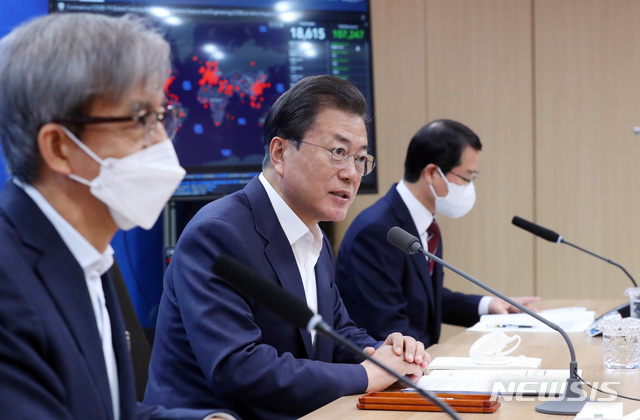 [서울=뉴시스]배훈식 기자 = 문재인 대통령이 25일 서울 송파구의 신종 코로나바이러스 감염증(코로나19) 진단시약 긴급사용 승인을 받은 기업을 방문해 업계 대표들과 간담회를 하고 있다. 2020.03.25.dahora83@newsis.com