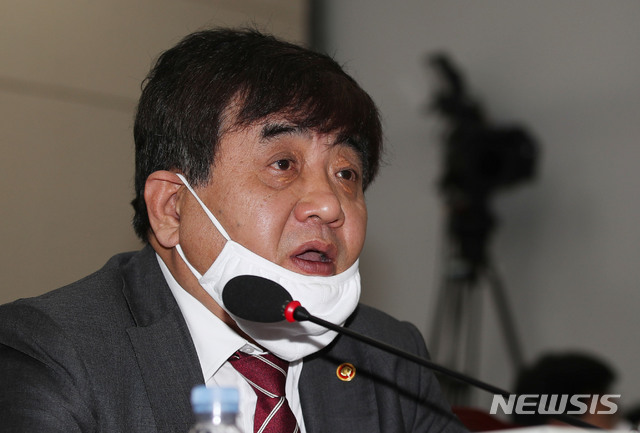 [서울=뉴시스] 김진아 기자 = 한상혁 방송통신위원회 위원장이 25일 서울 여의도 국회에서 열린 텔레그램 n번방 사건 관련 과학기술정보방송통신위원회 전체회의에서 의원의 질의에 답하고 있다. 2020.03.25. bluesoda@newsis.com