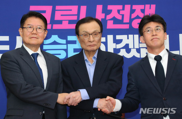 [서울=뉴시스] 장세영 기자 = 이해찬(가운데) 더불어민주당 대표가 25일 서울 여의도 국회에서 더불어민주당이 참여하는 비례연합정당인 더불어시민당의 우희종(왼쪽), 최배근 공동대표와 손을 맞잡고 있다. 2020.03.25. photothink@newsis.com