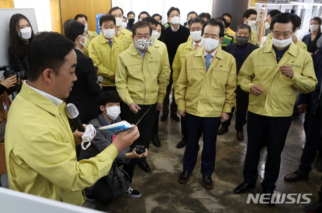 [서울=뉴시스] 조수정 기자 = 정세균(왼쪽 세번째) 국무총리가 박원순(왼쪽 두번째) 서울시장과 함께 25일 오전 필터교체형 면마스크인 '서울형 마스크' 생산 현장인 서울 용산구 만리시장 내 한국패션봉제협회 교육장 코워킹팩토리를 찾아 김학진(왼쪽) 서울시 안전총괄실장의 설명을 듣고 있다. 오른쪽은 성장현 용산구청장. 2020.03.25. photo@newsis.com