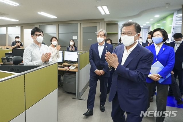 [서울=뉴시스]배훈식 기자 = 문재인 대통령이 25일 서울 송파구 코로나19 진단시약 긴급사용 승인 기업 씨젠 연구 시설을 방문하고 있다. 2020.03.25. dahora83@newsis.com