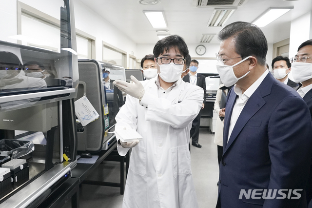 [서울=뉴시스]배훈식 기자 = 문재인 대통령이 25일 서울 송파구 코로나19 진단시약 긴급사용 승인 기업 씨젠에서 연구 시설을 시찰하고 있다. 2020.03.25.&nbsp; dahora83@newsis.com